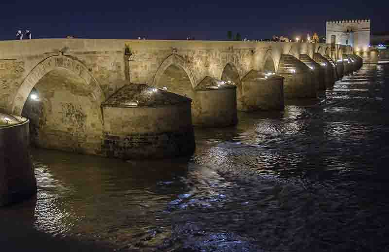 Córdoba 011 - Puente Romano y Torre de la Calahorra - imagen nocturna.jpg
